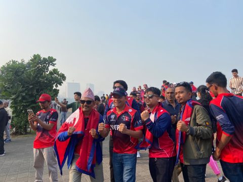 मुम्बईमा बज्दैछ मादल, बिहानैदेखि मरिन ड्राइभमा भेला हुँदै समर्थक (तस्विरहरु)
