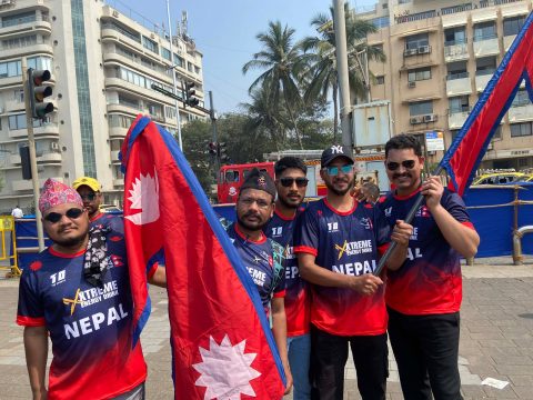 मरिना बिचमा भेला हुँदै नेपाली समर्थक, राष्ट्रिय झण्डा ओडेर पुग्दैछन् वानखडे स्टेडियम