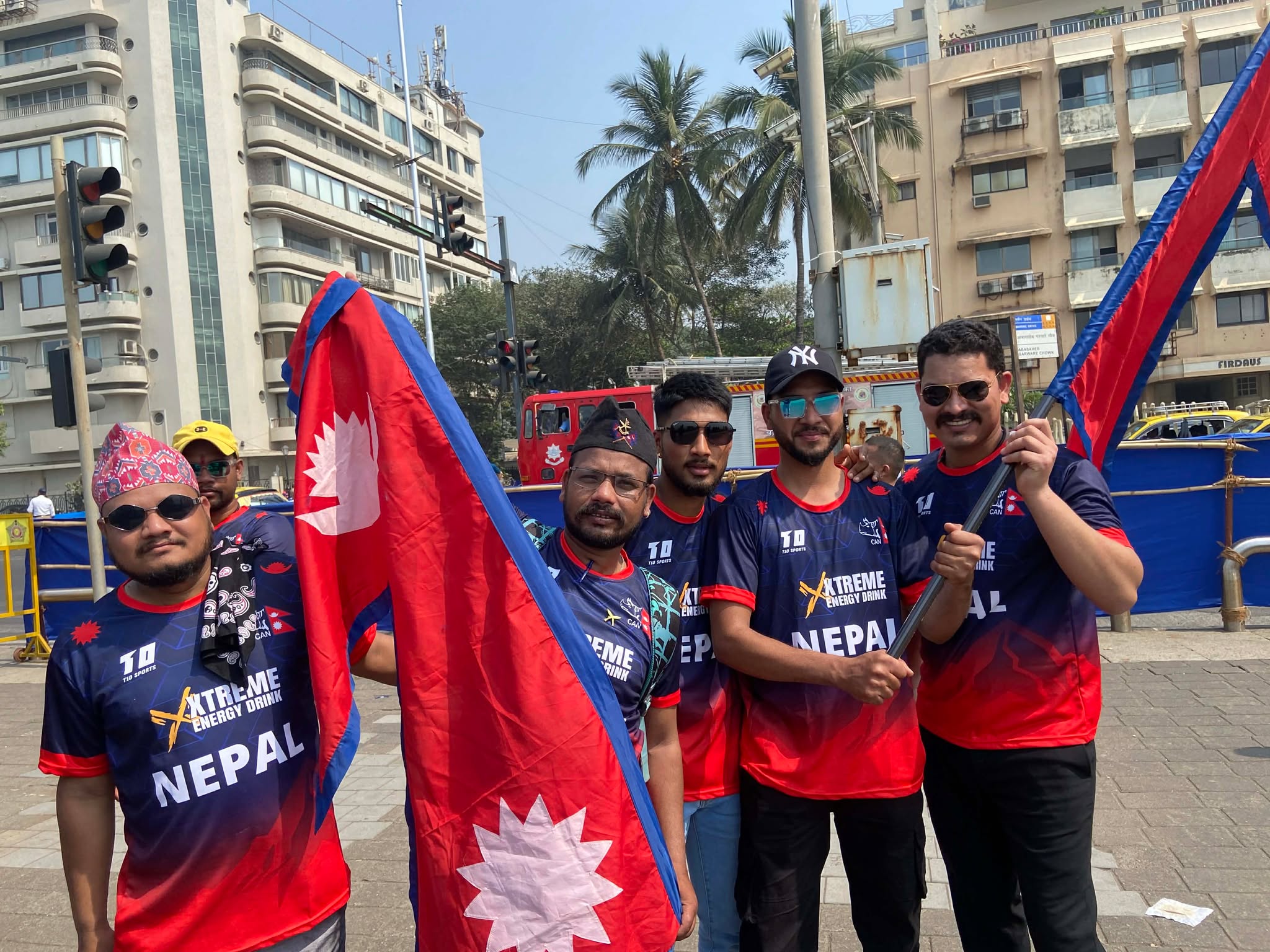 मरिना बिचमा भेला हुँदै नेपाली समर्थक, राष्ट्रिय झण्डा ओडेर पुग्दैछन् वानखडे स्टेडियम