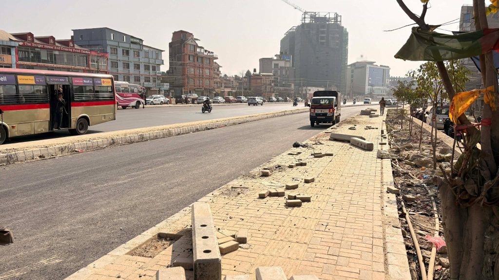 महाराजगंज-चप्पल कारखानासम्मको ८ लेन सडक कालोपत्र गर्न सुरु