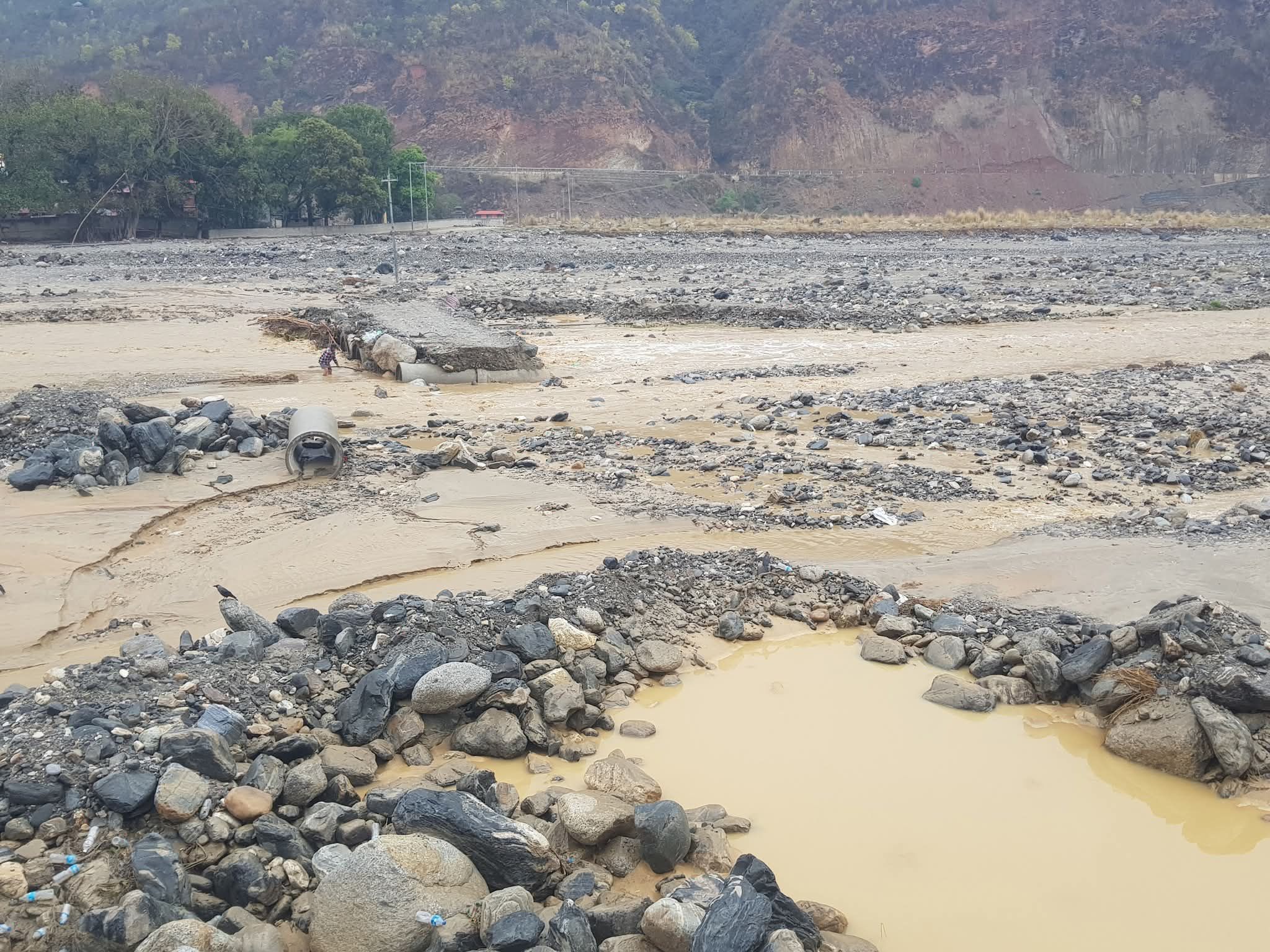 बाढी पहिरोका कारण तीन सडकखण्डमा अवरोध, ६ वटा आंशिक रुपमा अवरुद्ध