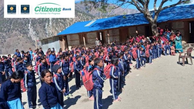 सिटिजन्स बैंकले हुम्लाको छत्रपाल आधारभूत विद्यालयका विद्यार्थीलाई दियो ट्र्याकसुट
