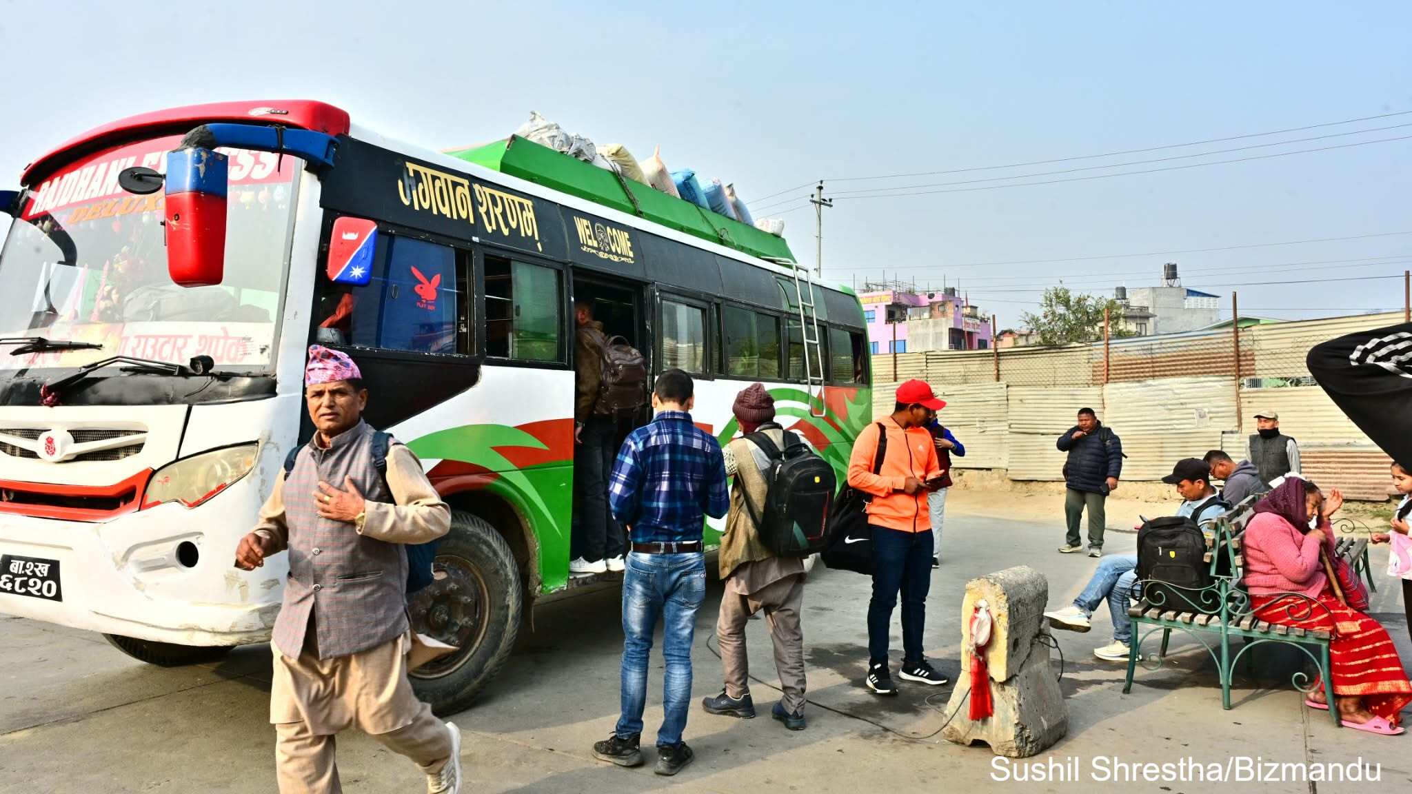 लामो बिदाले मतदातालाई राहत, उपत्यकाबाट भोट हाल्न गाउँघर फर्किनेको लर्को (तस्बिरहरु)