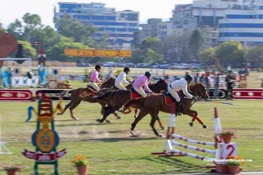 टुँडिखेलमा घोडेजात्राको रौनक, घोडाहरुले देखाए कौशल (तस्विरहरु)