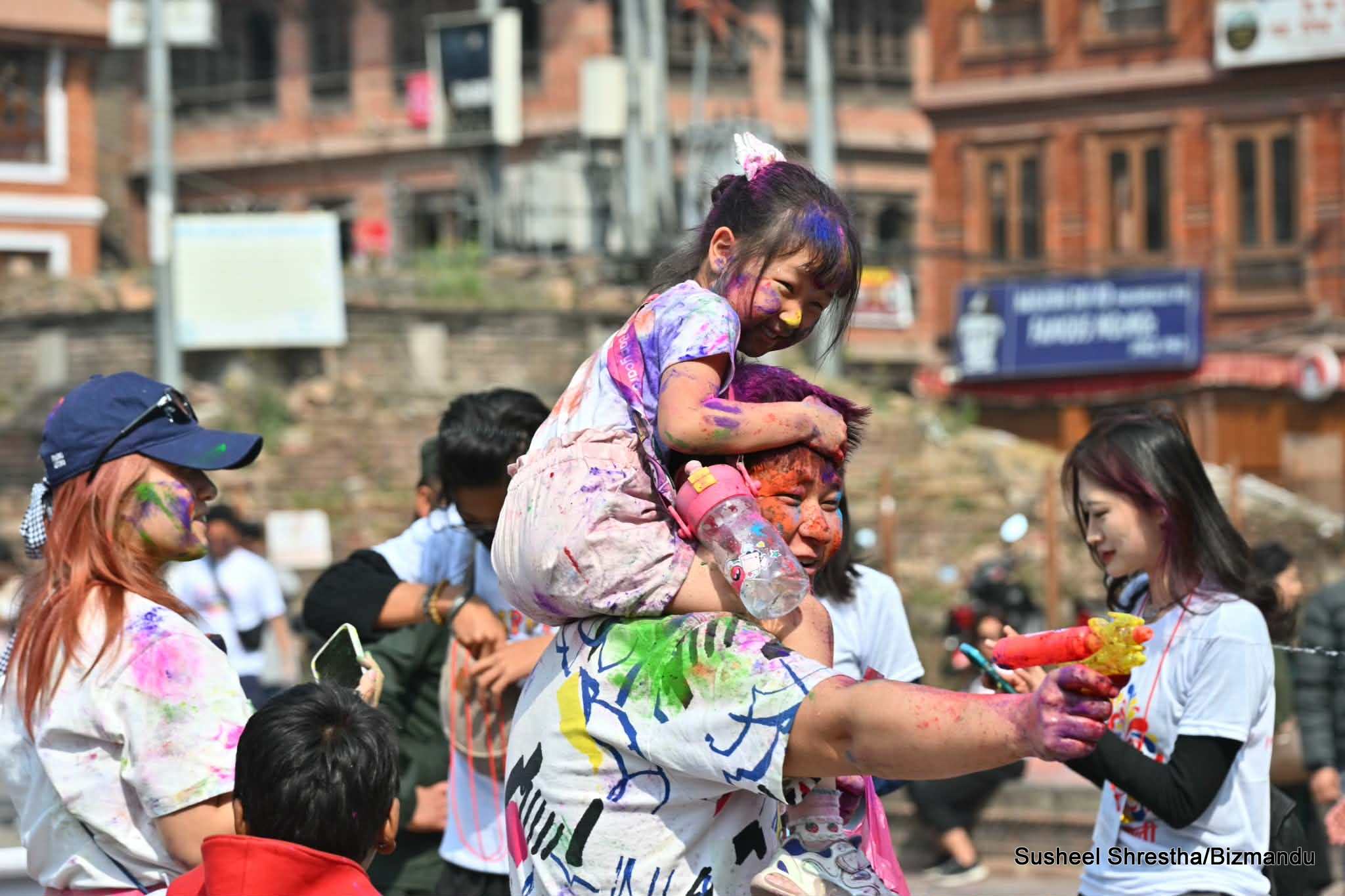 होली रे…. वसन्तपुरमा एकअर्कालाई रंग दलेर युवायुवतीसँगै विदेशी पर्यटकले पनि मनाए होली