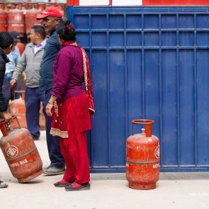 ग्यास अभावको असर, चितवनका सिडिओ भन्छन्: अप्ठेरो परेकाको घरमै पुग्नेछ सिलिण्डर
