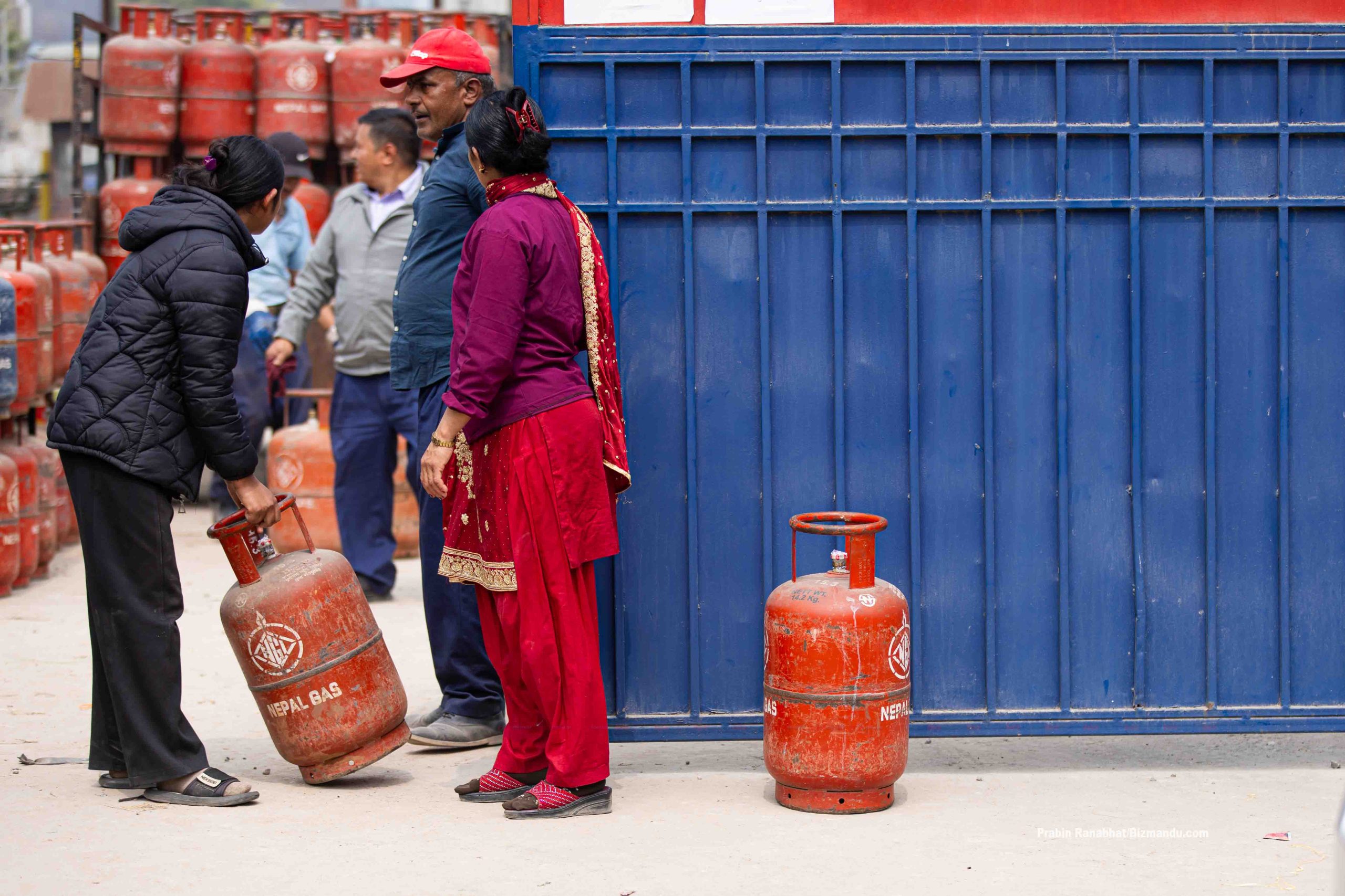 ग्यास अभावको असर, चितवनका सिडिओ भन्छन्: अप्ठेरो परेकाको घरमै पुग्नेछ सिलिण्डर