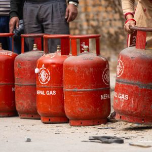 ग्यास काठमाडौं ल्याउन रातारात हेटौंडा पुगे उद्योगी, ‘जनताको चुल्हो निभ्न नदिन प्रयास गरिरहेका छौं’