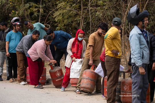 उपभोक्ताको लाइनपछि विभागले थाल्यो अनुगमन, समानुपातिक रुपमा ग्यास बेच्न निर्देशन