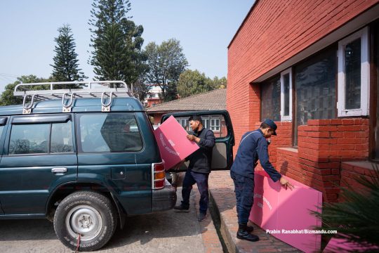 प्रतिनिधिसभा निर्वाचनको तयारी : बन्दैछ मतदान केन्द्र, पुर्‍याइँदैछ मतपत्र (तस्विरहरु)