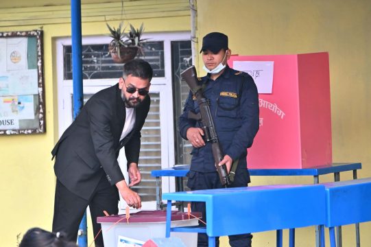 मतदानमा ती उम्मेदवार, जसले पाएनन् आफैंलाई भोट हाल्न (तस्बिरहरु)