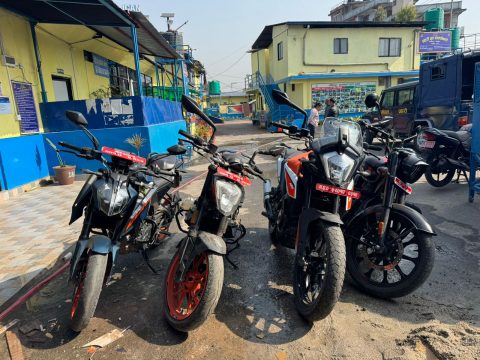 ‘बाइक हस्पिटल’मा प्रहरीको छापा, चोर्दै ल्याएर बेच्ने गरेको आरोपमा तीन पक्राउ, चार बाइक बरामद