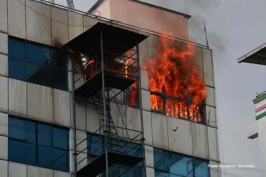 कमलादीमा रेष्टुरेन्ट रहेको भवनमा आगलागी, नियन्त्रणमा लिने प्रयास हुँदै