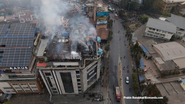नियन्त्रणमा आयो कुपण्डोलको दाउरा थकाली रेष्टुरेन्ट भएको भवनमा लागेको आगो