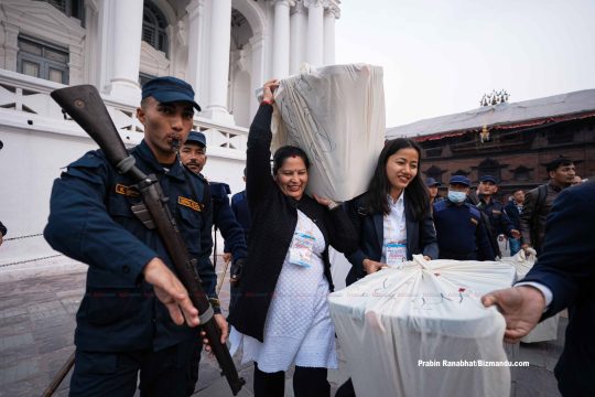 लाहा छाप लगाएर निर्वाचन अधिकृतको कार्यालयमा पुर्‍याइँदै काठमाडौंको मतपेटिका (तस्विरहरु)
