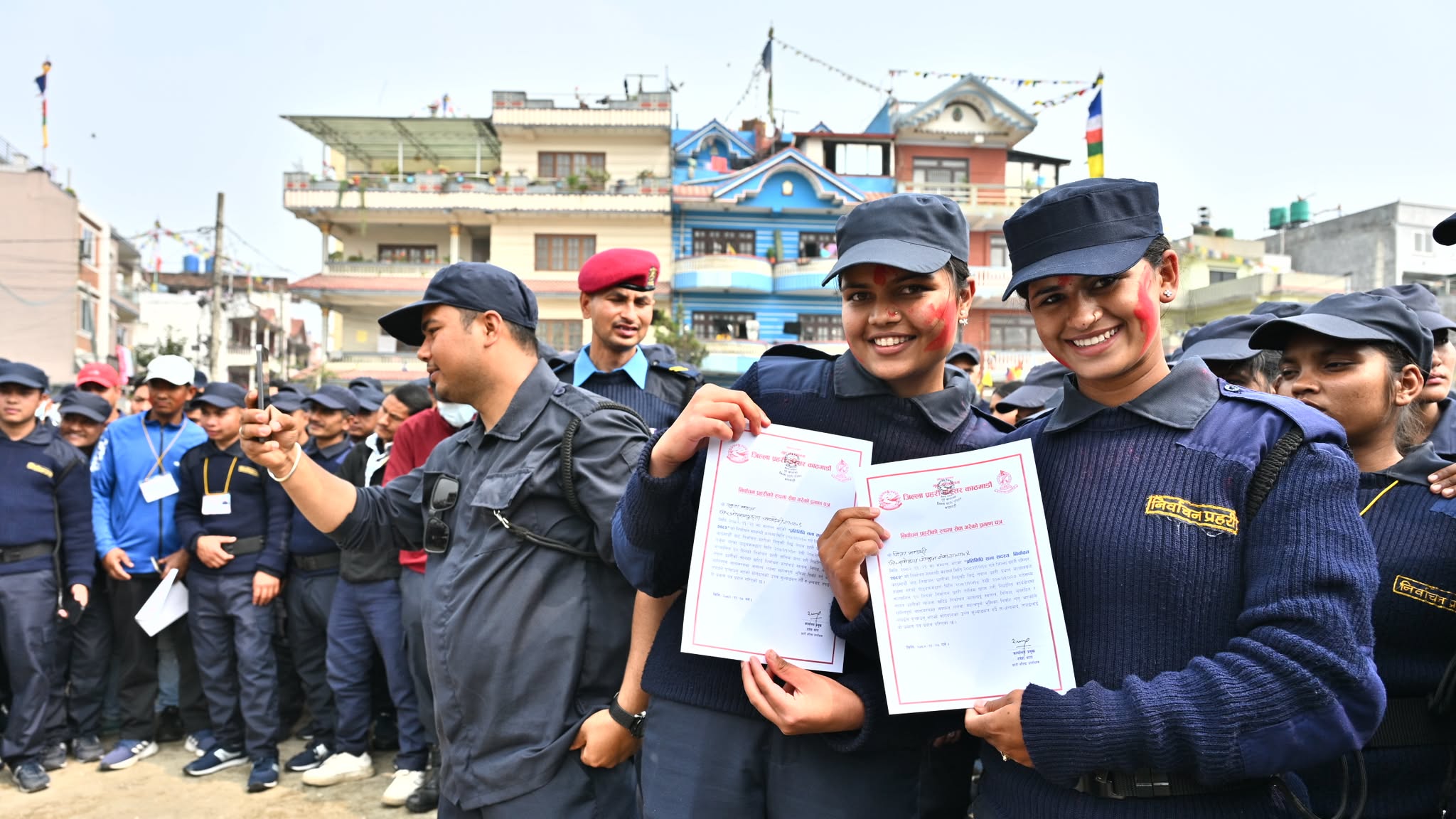निर्वाचनमा खटिएका म्यादी प्रहरीको बिदाइ, प्रमाणपत्र लिएर फर्किँदैछन् घर (तस्विरहरु)