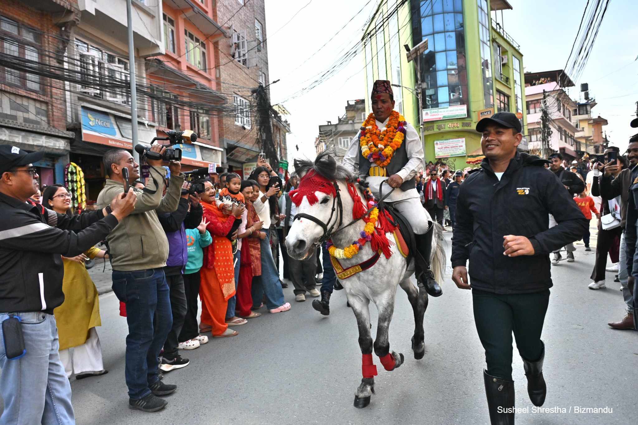 जनताको छोरा राजा बनेको खुशीयालीमा पाटनको फरक घोडेजात्रा (तस्विरहरु)