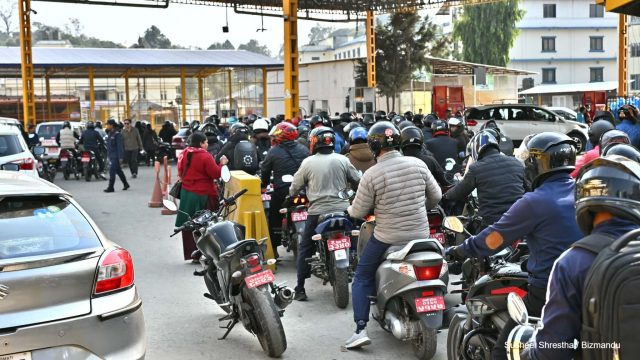 खाडी संकट, होली र निर्वाचनको माहोलले पेट्रोल पम्पहरुमा तेल भर्नेको लाइन (तस्विरहरु)