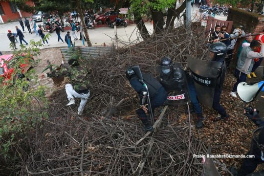 बबरमहलमा एमाले कार्यकर्ता र प्रहरीबीच घम्साघम्सी, लाठ्ठीचार्जमा एकजनाको टाउकोमा चोट