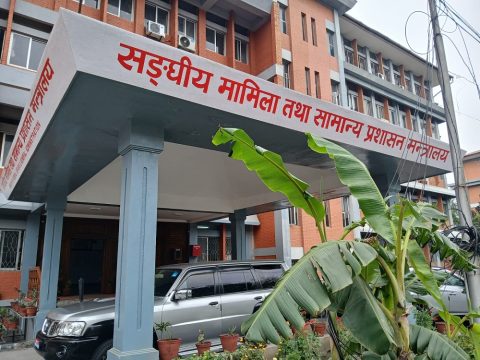 निजामती कर्मचारीलाई चेतावनी दिँदै सरकारले भन्यो : राजनीतिमा संलग्न भए जागिरबाट हटाउने व्यवस्था छ