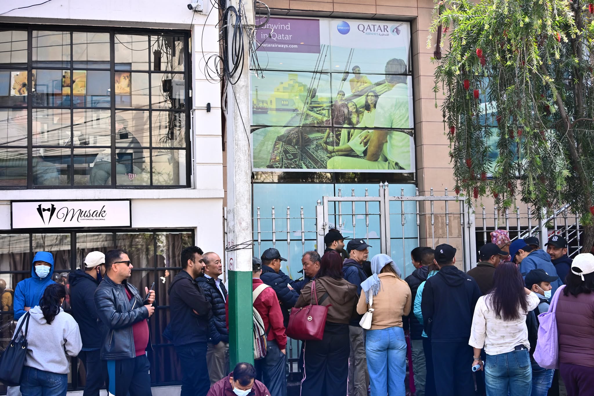 खाडी द्वन्द्वको असर :  काठमाडौंमा रहेको विमान कम्पनीको कार्यालयमा यात्रुको भिड