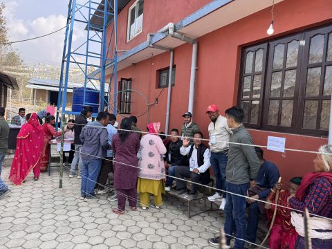 सिन्धुपाल्चोक-२ को इन्द्रावतीमा मतदान गर्नेको लाइन, १८ जना छन् प्रतिस्पर्धामा (तस्विरहरु)