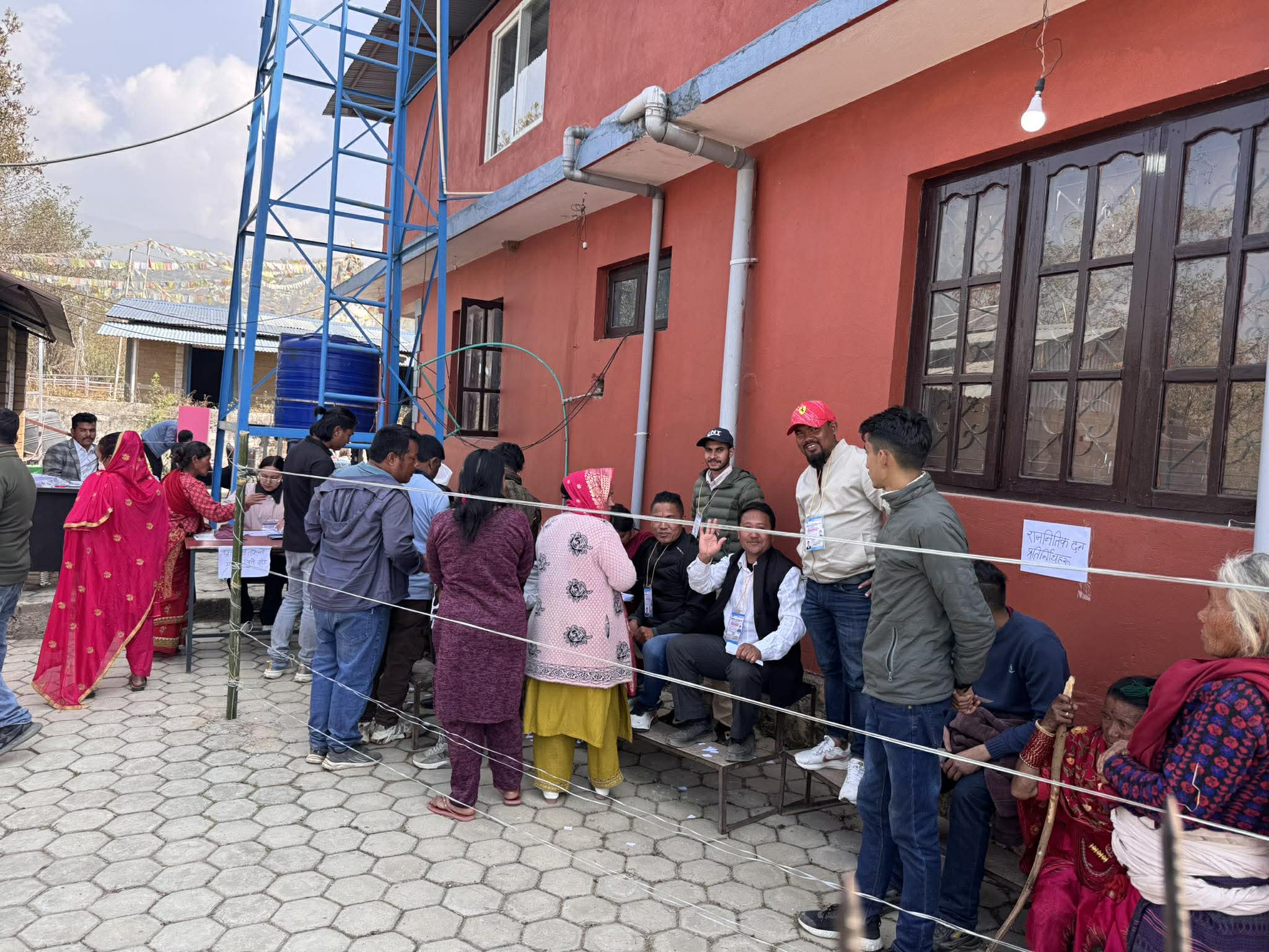 सिन्धुपाल्चोक-२ को इन्द्रावतीमा मतदान गर्नेको लाइन, १८ जना छन् प्रतिस्पर्धामा (तस्विरहरु)