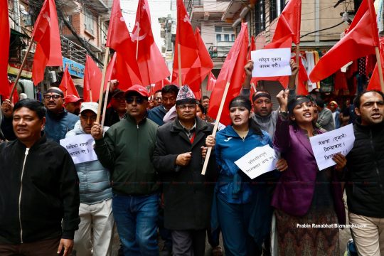 ‘प्रतिशोध’ भन्दै सडकमा निस्कियो एमाले : ओली पक्राउको विरोधमा प्रदर्शन (तस्विरहरु)
