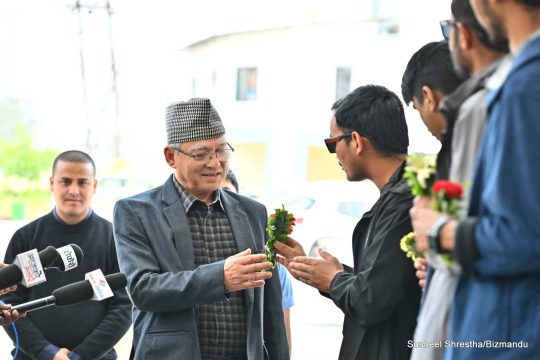 एमाले नेताहरूलाई फूल दिँदै अनेरास्ववियुले भन्यो- पार्टीमा युवालाई अघि सार्नुस्