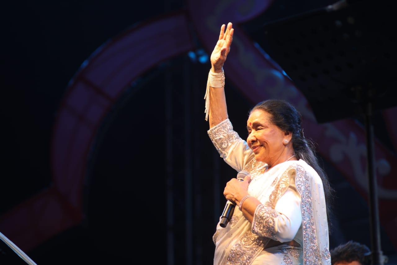 गायिका आशा भोसलेको निधन, दिदी लताको छायाबाट बाहिर बनाएकी थिइन आफ्नै पहिचान