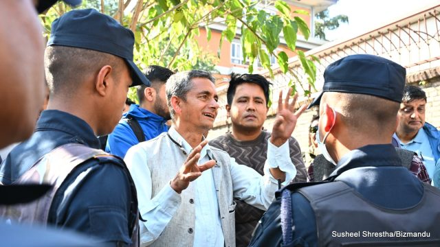 सेयर बजार लगातार ओरालो लाग्दा सिंहदरबारको दक्षिणी गेटमा ‘जिउँदा लगानीकर्ता’को प्रदर्शन