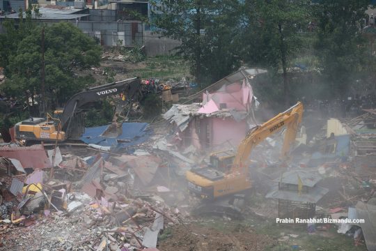 सरसामान सारेपछि मनोहरा खोलास्थित सुकुमवासी बस्तीमा चल्यो डोजर (तस्बिरहरू)