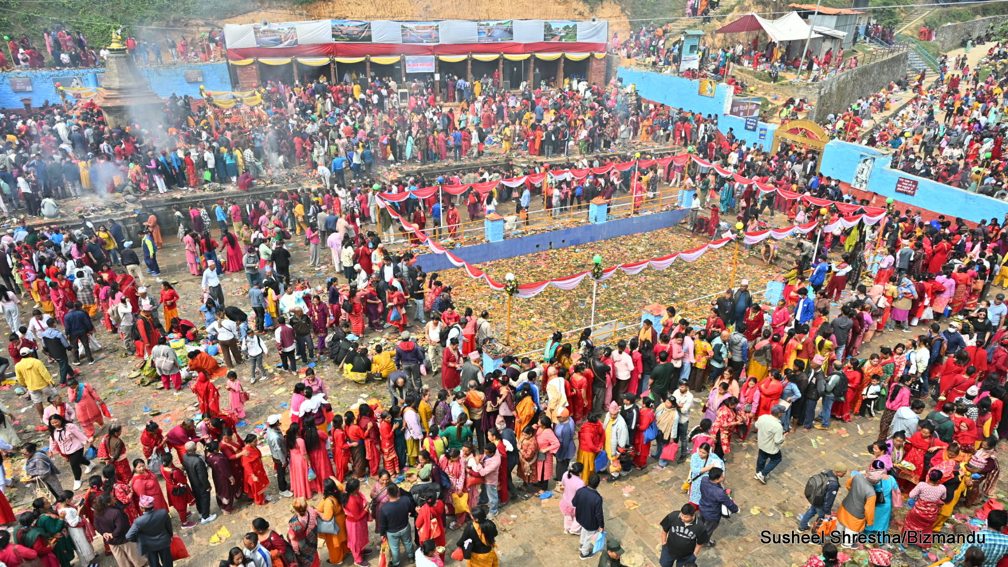 मातातीर्थमा बिहान ३ बजेदेखि नै श्राद्ध गर्नेदेखि मेला भर्नेहरूको घुइँचो (तस्बिरहरू)