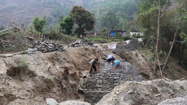 रणवाङ-दरुङ-हिदी सडकको थालियो स्तरोन्नति, नाली र सडक किनारमा पर्खाल निर्माण धमाधम