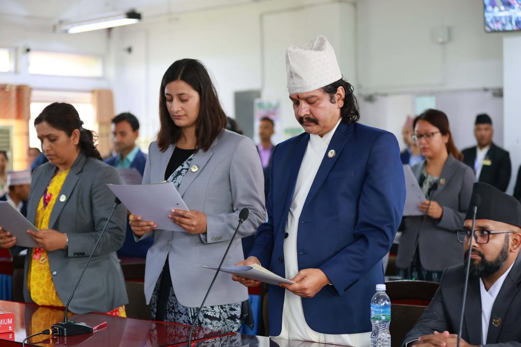 संसदीय समितिका नवनिर्वाचित १२ सभापतिले सभामुखसमक्ष लिए शपथ (तस्वीरहरु)