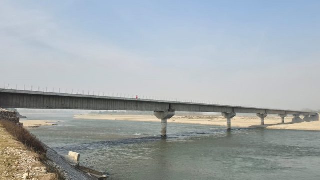 कैलाली र बर्दिया जोड्ने कर्णाली नदीस्थित सनकट्टी घाटको पुल निर्माण अन्तिम चरणमा