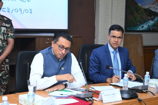गभर्नर बाइकट गरेर कार्यकारी निर्देशकसँग अर्थमन्त्रीको  छलफल: ‘यस्तो घुलमिल भएर त्यहाँ कुरा गर्न पाउँदैनौं’
