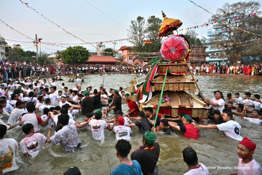हाँडीगाउँमा त्वरं: अजिमाको मूर्तिलाई पोखरीमा परिक्रमा गरि खोजियो गहना (तस्विरहरु)