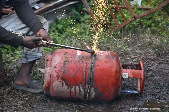 नेपाल ग्यासले पुराना र प्रयोग अवधि सकिएका सिलिन्डरहरु नष्ट गर्दै (तस्विरहरु)