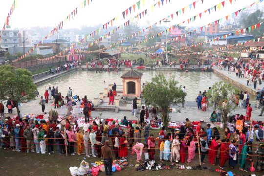 नयाँ वर्ष २०८३ : मन्दिरदेखि पार्क र पोखरीसम्म घुम्न पुग्नेको भिड (तस्विरहरु)