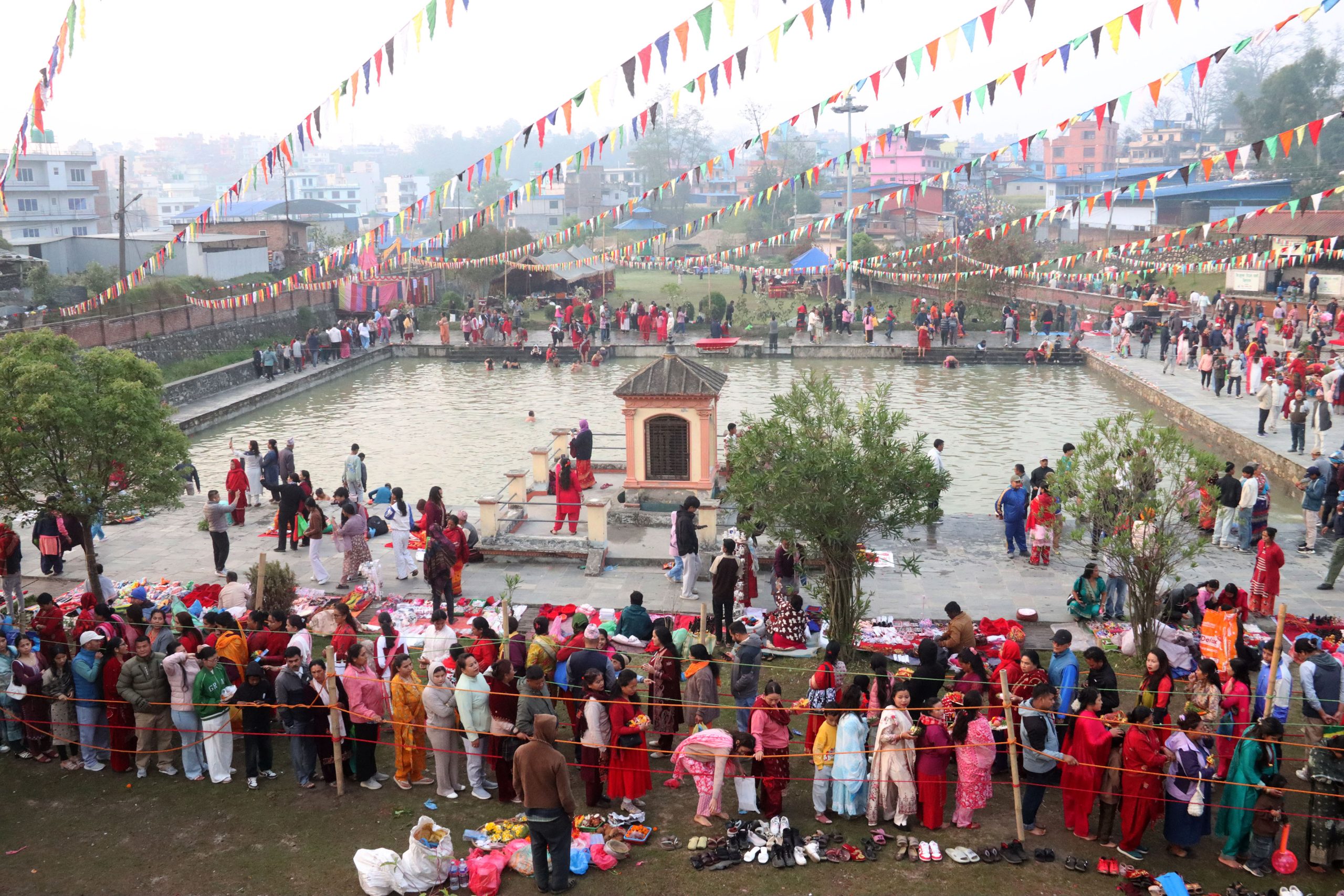 नयाँ वर्ष २०८३ : मन्दिरदेखि पार्क र पोखरीसम्म घुम्न पुग्नेको भिड (तस्विरहरु)