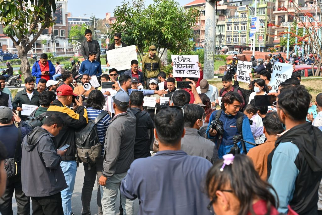 इन्धनको मूल्य महंगिएपछि माइतीघरमा विद्यार्थीको नारा : बाँच्न दे सरकार!  (तस्विरहरु)