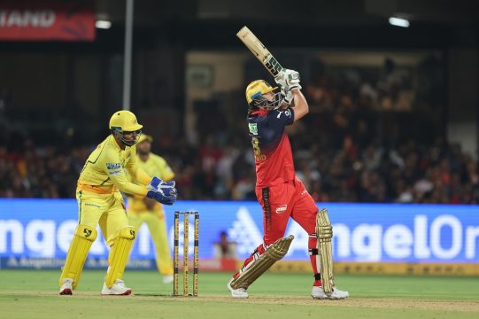 बेङ्ग्लुरु शीर्षमा उक्लँदा चेन्नइको लगातार तेस्रो हार, आज कोलकाता र पञ्जाब भिड्ने