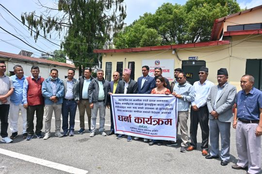 निर्माण व्यवसायीले देशव्यापी सुरु गरे आन्दोलन, सडक विभागमा दिए धर्ना