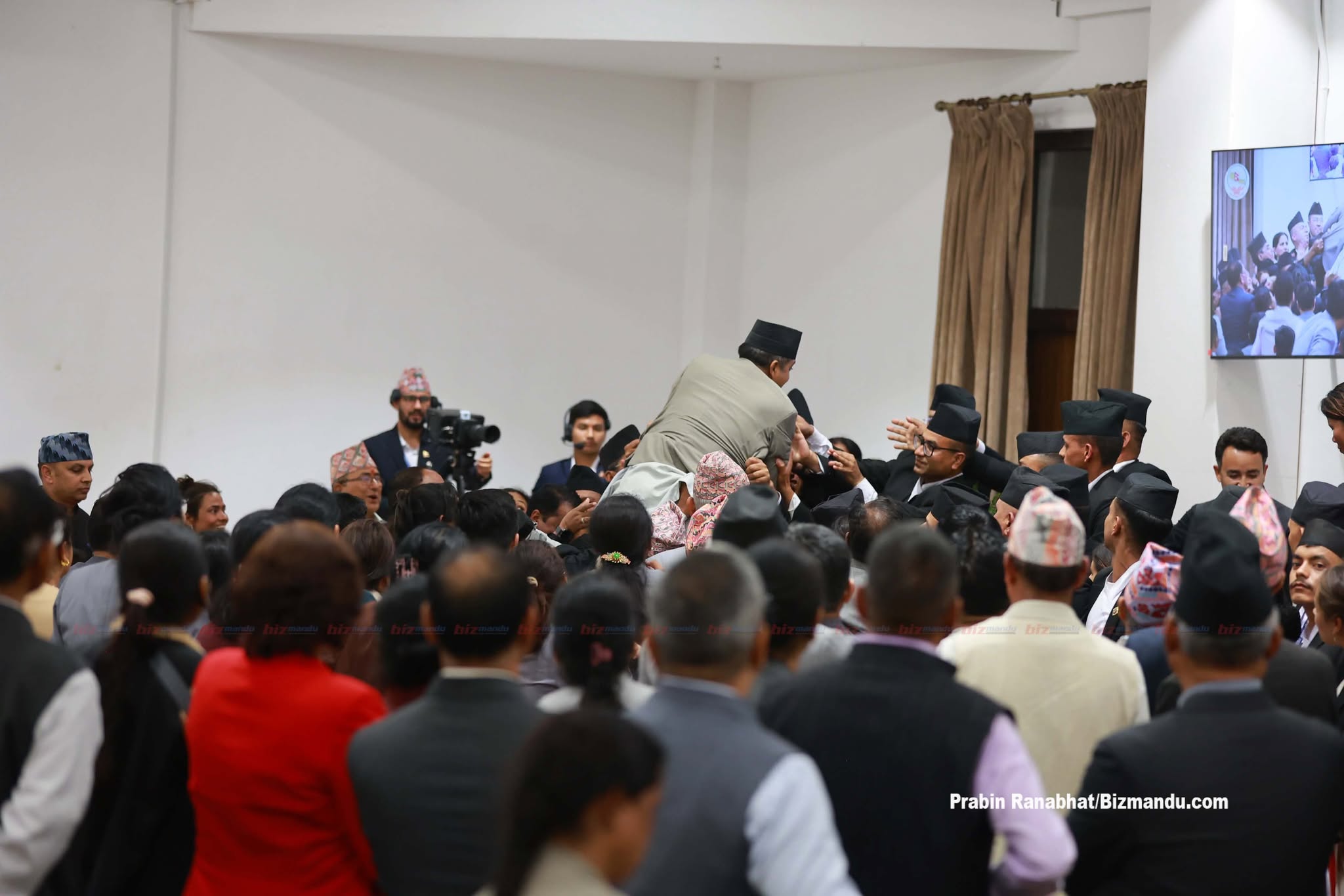 रास्वपाको बलमिचाइँमा सर्वोच्चको लगाम, प्रतिनिधि सभा नियमावलीका दुई प्रावधान कार्यान्वयनमा रोक