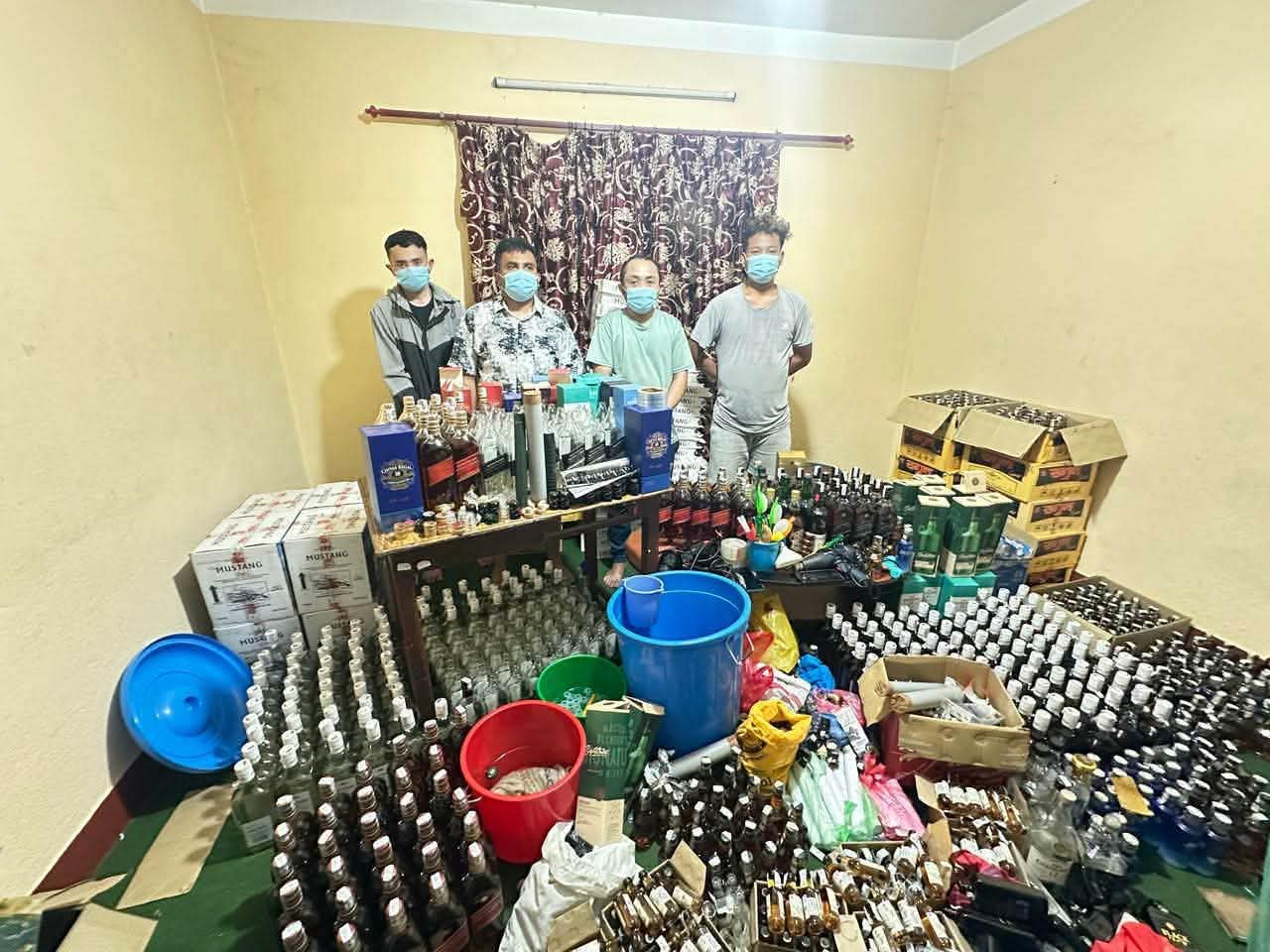 नक्कली ब्राण्डेड मदिरा बनाउने ठाउँमा प्रहरीको छापा, रक्सीसहित चार जना नियन्त्रणमा
