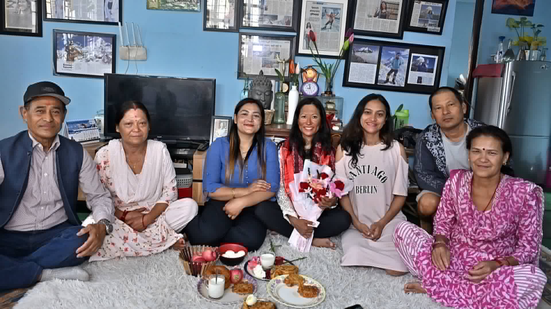 छैटौंपटक सगरमाथाको चुचुरोमा टेकेकी पूर्णिमा श्रेष्ठलाई सगुन दिएर स्वागत