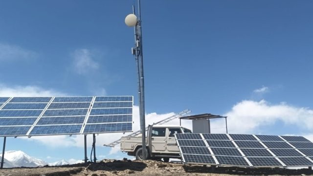 कोरलानाकामा टेलिफोन र इन्टरनेट समस्या समाधान गर्न बिटिएस टावरमा थप उपकरण जडान