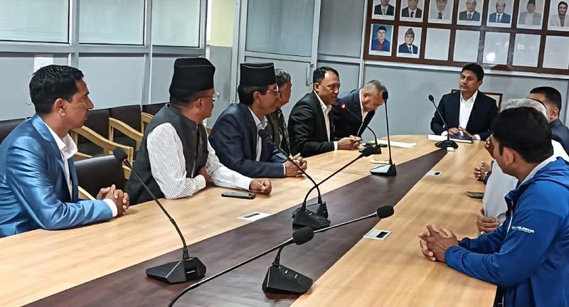 सामग्री र इन्धनको मूल्य वृद्धिले दबाबमा परेको भन्दै निर्माण व्यवसायीले दुई विभागमा दिए धर्ना