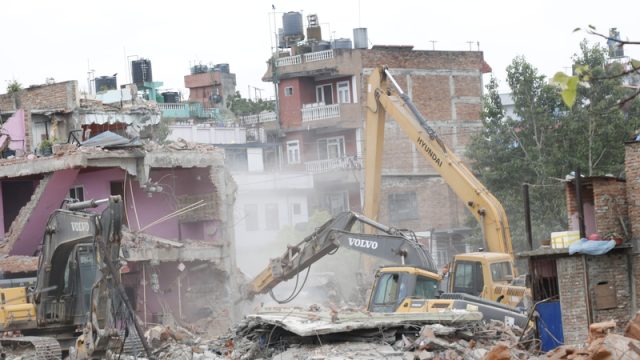 भत्काउन थालियो धोबीखोला क्षेत्रस्थित देवीनगरमा अतिक्रमण गरी बनाइएका पक्की भवनहरू